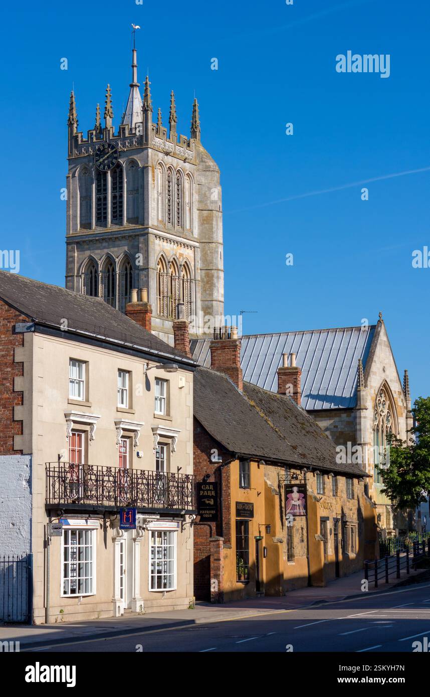 Ladenfronts, Anne of Cleves Public House und St. Marys Church Melton Mowbray an einem sonnigen Tag im Mai mit klarem blauen Himmel, Leicestershire, England, Großbritannien Stockfoto