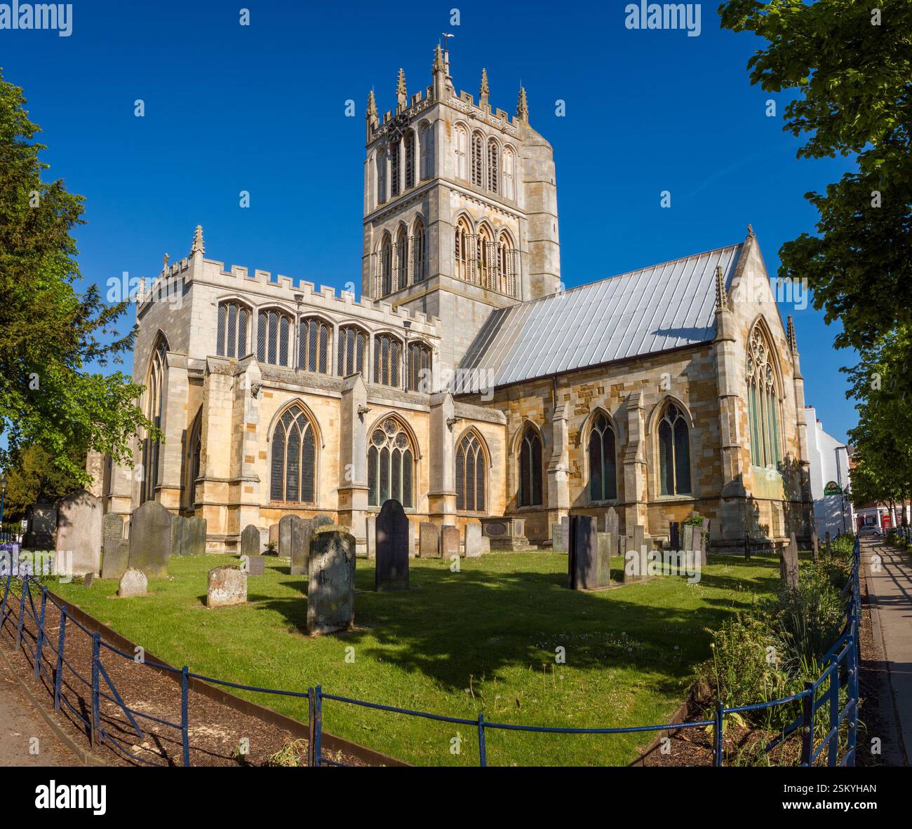 Kirche St. Mary the Virgin, Melton Mowbray an einem sonnigen Maitag mit klarem blauem Himmel, Leicestershire, Großbritannien. Stockfoto