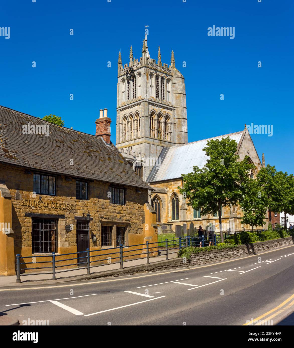 St. Mary's Church und Anne of Cleves Public House in Melton Mowbray an einem sonnigen Tag im Mai mit blauem Himmel in Leicestershire, England, Großbritannien Stockfoto