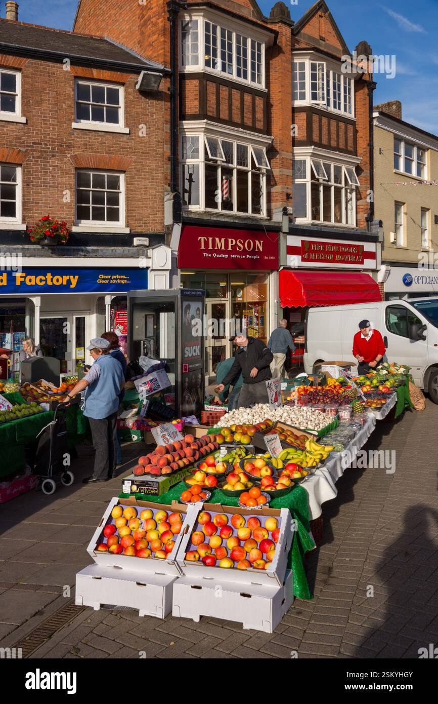 Obst und Gemüse Markt Stände und Ladenfronten im Marktplatz, Melton Mowbray, Leicestershire, England, UK Stockfoto