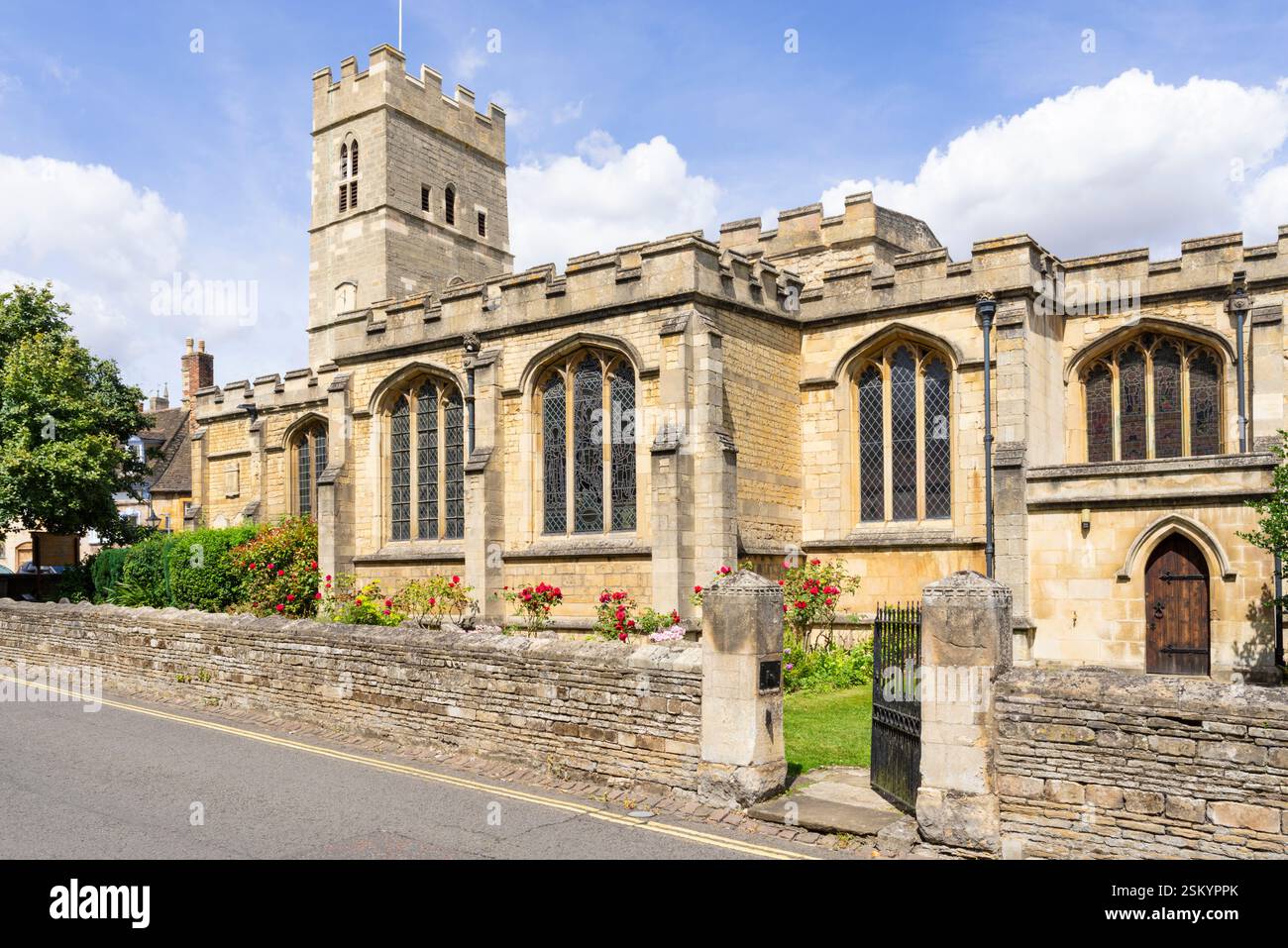 Stadtzentrum von Stamford St. georges Kirche St. georges Platz Stamford Lincolnshire England Großbritannien GB Europa Stockfoto