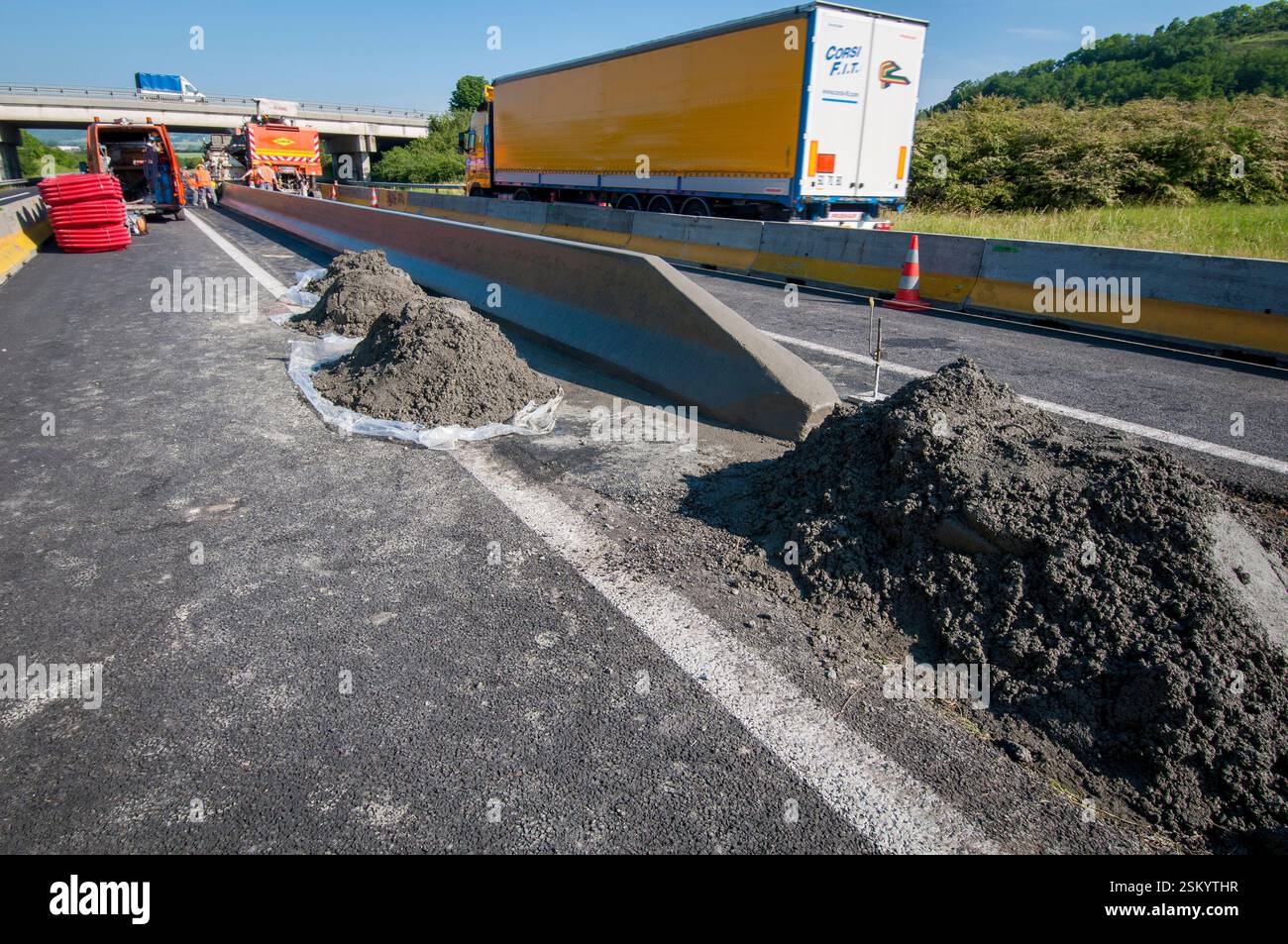Autobahn A75. Ersatz einer zentralen Reservation durch Sicherheitsbarrieren durch einen Betonabscheider. Stockfoto