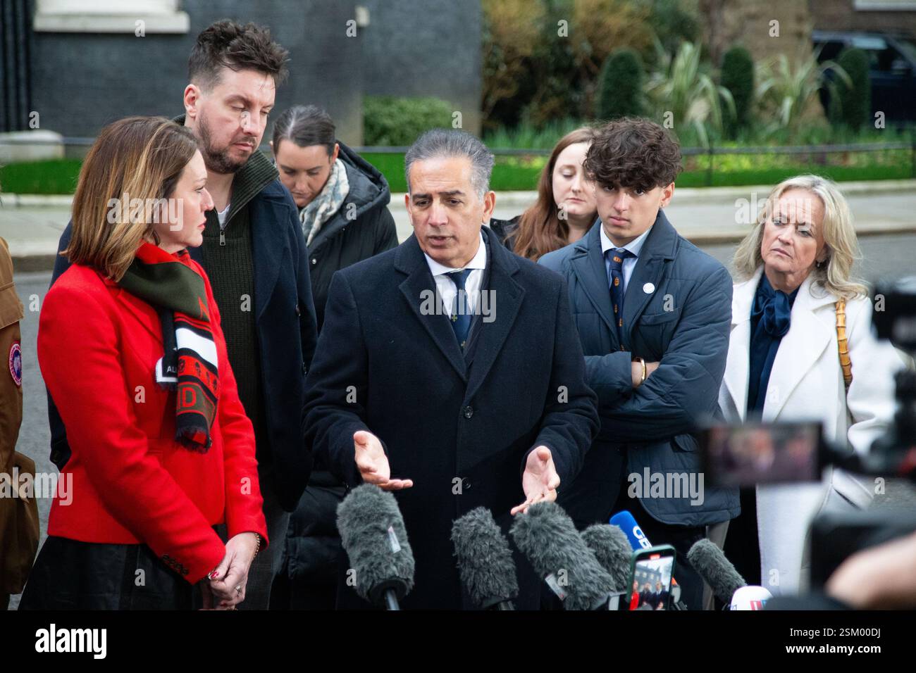 London, England, Großbritannien. Februar 2025. Die Familien von Barnaby Webber, Grace O’Malley Kumar und Ian Coates, die am 13. Juni 2023 von Valdo Calocane in Nottingham getötet wurden, werden in der Downing Street nach einem Treffen mit Premierminister Keir Starmer gesehen. (Kreditbild: © Tayfun Salci/ZUMA Press Wire) NUR REDAKTIONELLE VERWENDUNG! Nicht für kommerzielle ZWECKE! Stockfoto