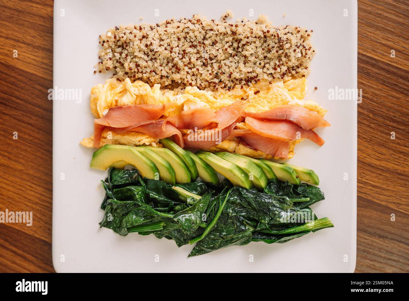 Herzhaftes Frühstück mit Lachs, Quinoa, Avocado Rührei Stockfoto
