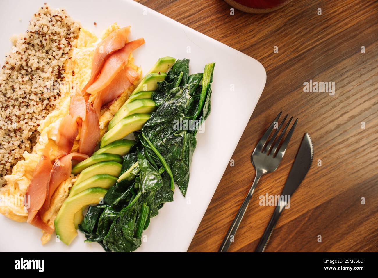 Herzhaftes Frühstück mit Lachs, Quinoa, Avocado Rührei Stockfoto
