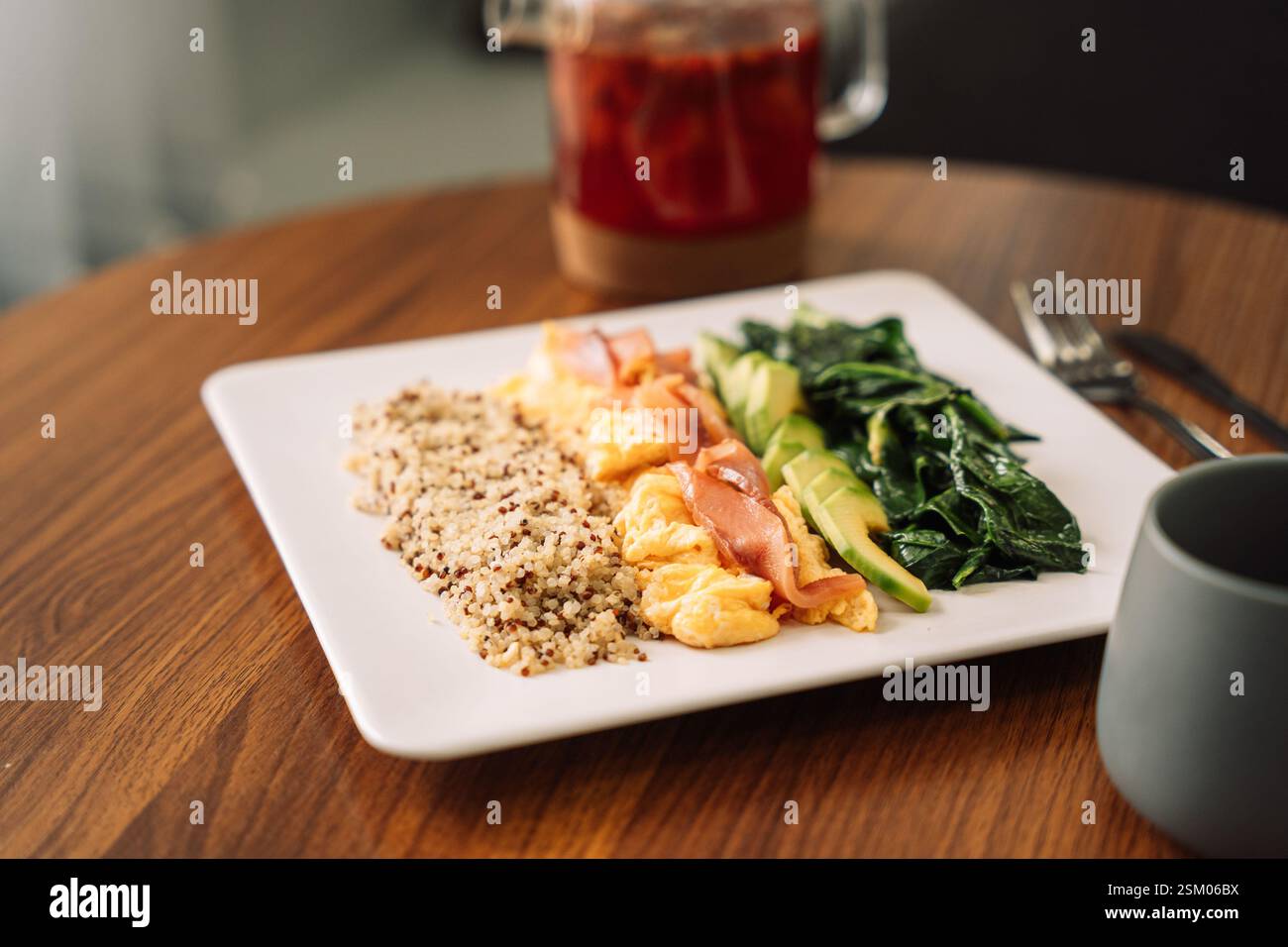 Herzhaftes Frühstück mit Lachs, Quinoa, Avocado Rührei Stockfoto