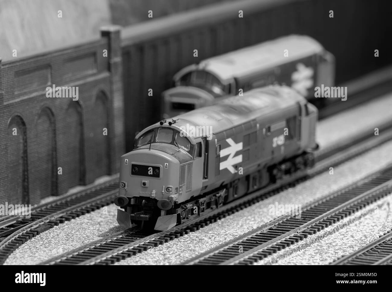 Diesellokomotive der Baureihe 37 37425, Pride of the Valley, Modell im Maßstab 00, Schwarzweißbild Stockfoto