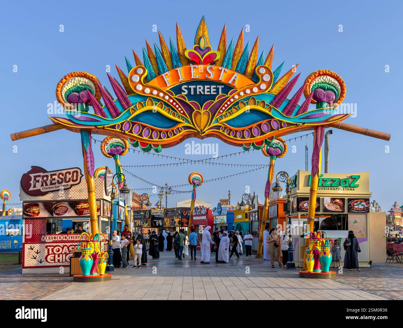 Fiesta Street Food Market im Global Village in Dubai: Pavillons für 27 Länder und 90 Kulturen, die ihre regionalen Lebensmittel und Produkte fördern. Stockfoto