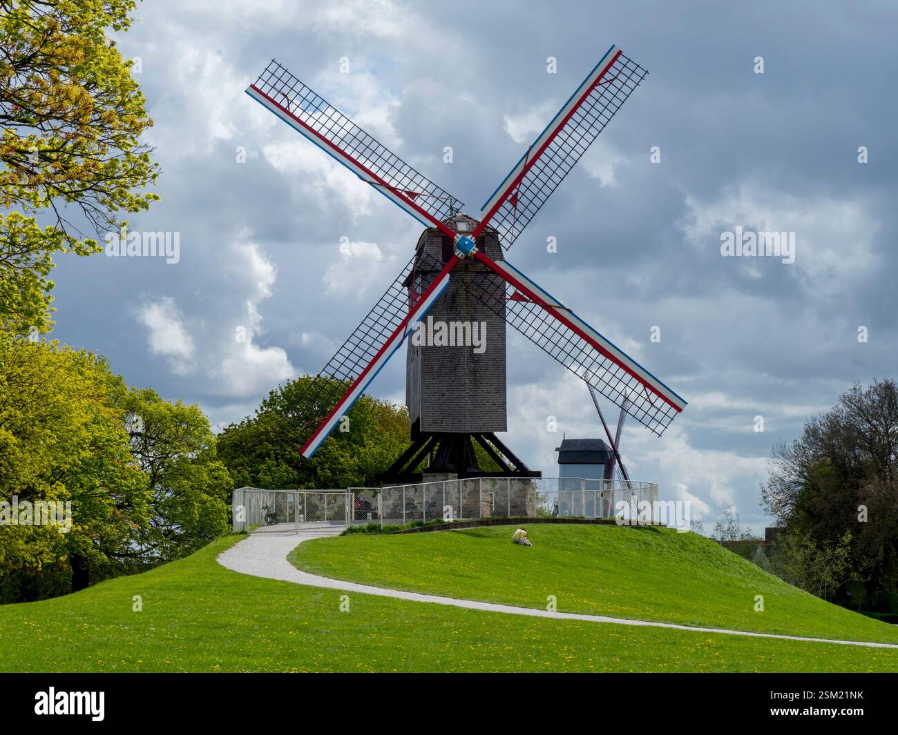 Belgien, Brügge, Windmühle am Deich Stockfoto
