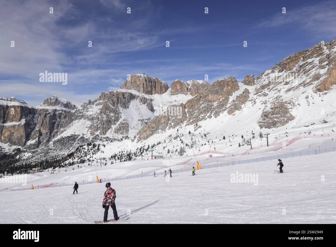 Skiabfahrt am Belvedere, Canazei, hinten der Sella-Stock, Dolomiten, Italien Stockfoto