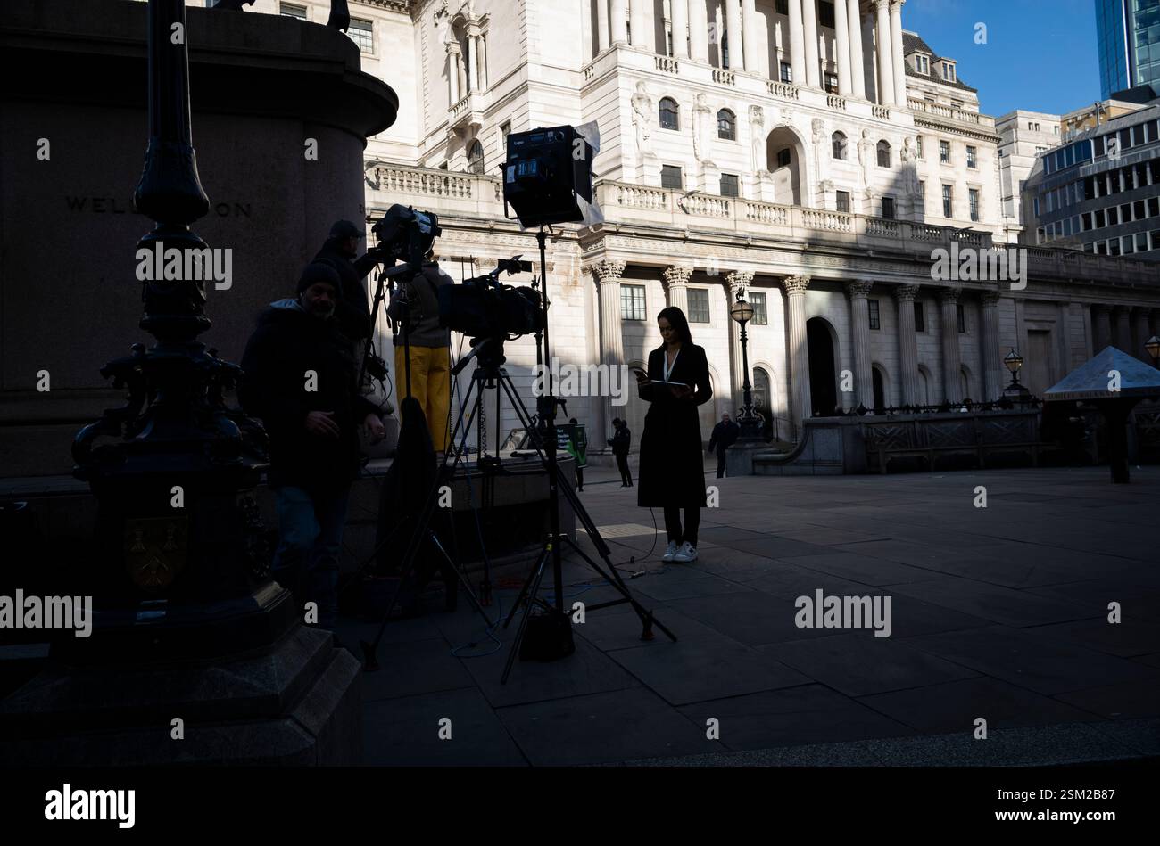 Fernsehkamerateams haben sich teilweise gegenüber der Bank of England, am Tag der Zinssenkung, in City of London, England, Großbritannien Stockfoto