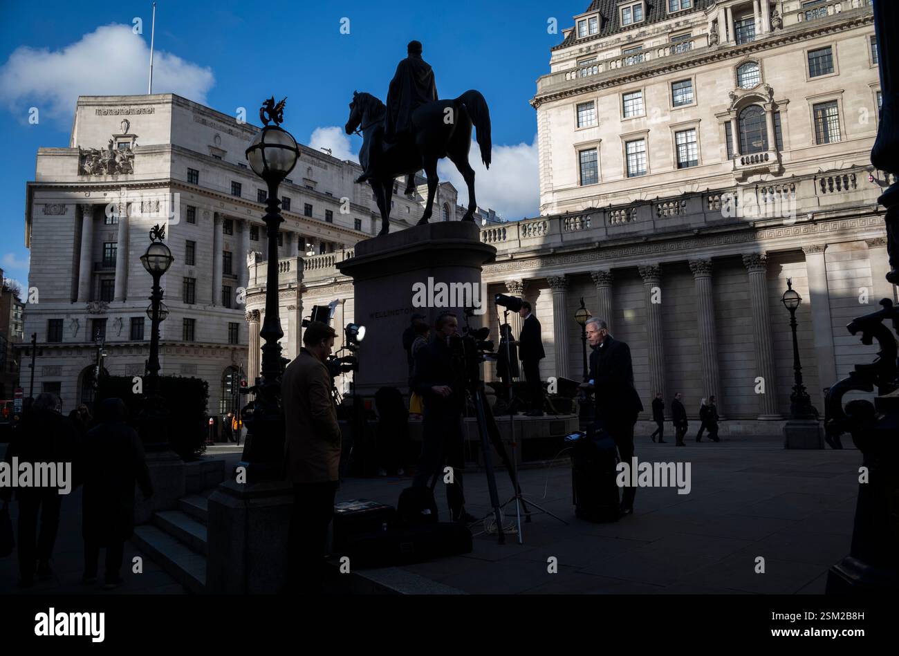 Fernsehkamerateams haben sich teilweise gegenüber der Bank of England, am Tag der Zinssenkung, in City of London, England, Großbritannien Stockfoto