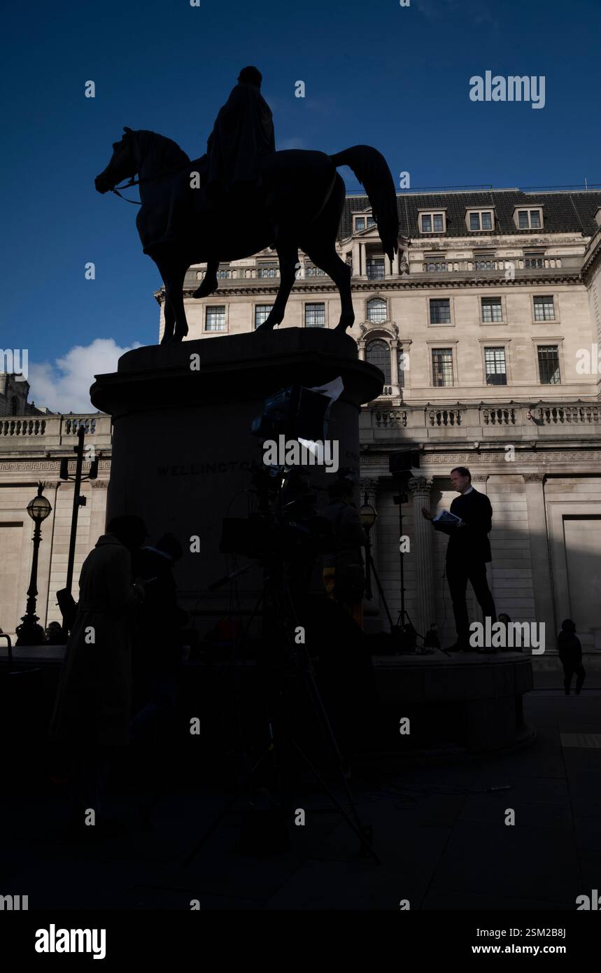 Fernsehkamerateams haben sich teilweise gegenüber der Bank of England, am Tag der Zinssenkung, in City of London, England, Großbritannien Stockfoto