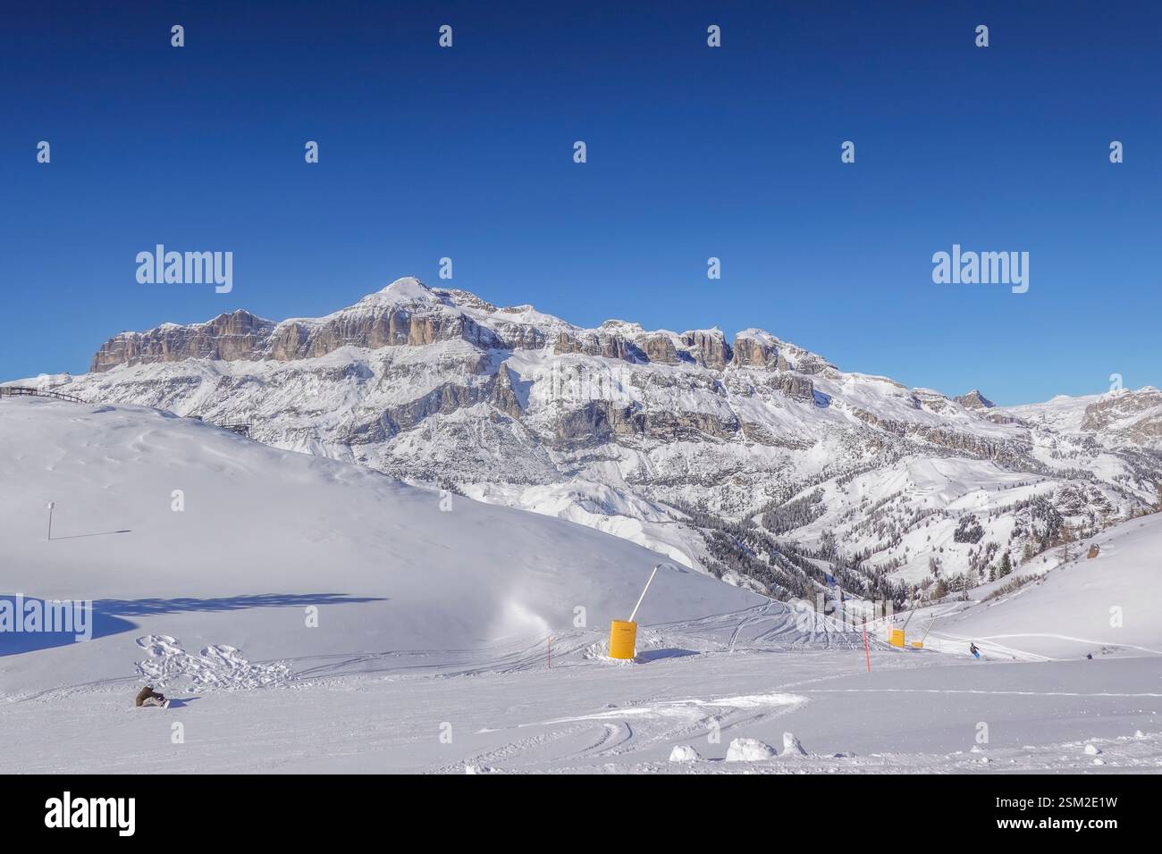 Skiabfahrt nahe Porta Vescovo, Arraba, hinten der Sella-Stock mit Piz Boe, Dolomiten, Italien Stockfoto