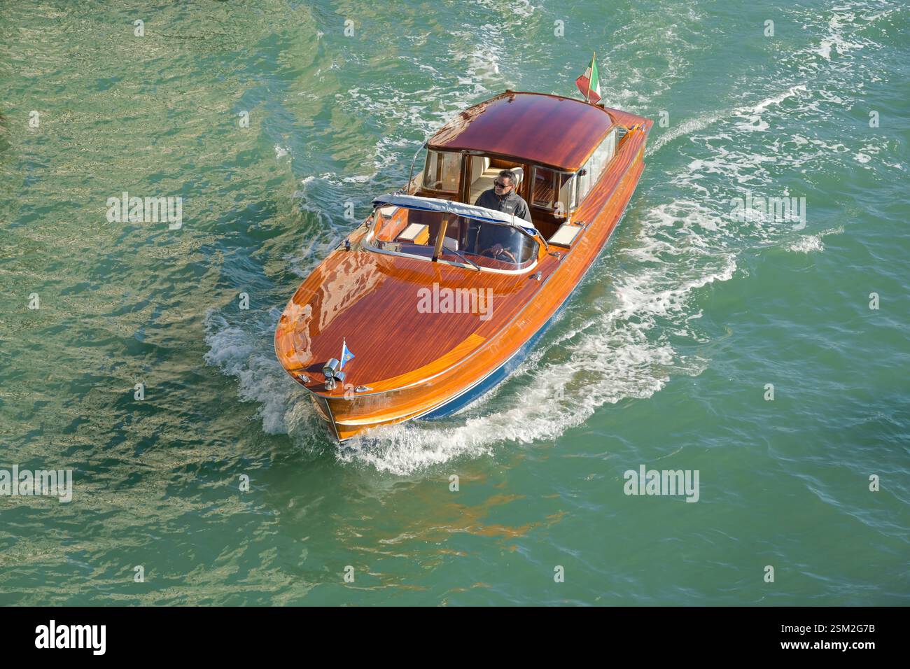 Holzboot auf dem Canal Grande, evtl. ein Boot der Marke Riva, Venedig, Venetien, Italien Stockfoto