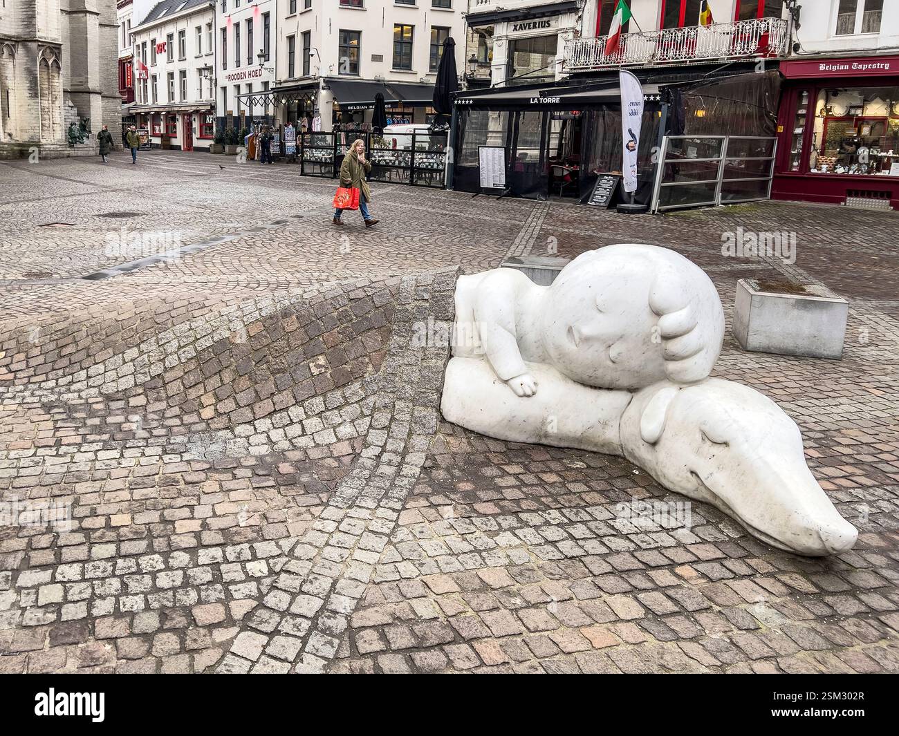 Eine Statue von Nello und Patrasche, Figuren aus der beliebten Kindergeschichte Ein Hund von Flandern, vor der Kathedrale im Handschoenmarkt in Antwerpen Stockfoto