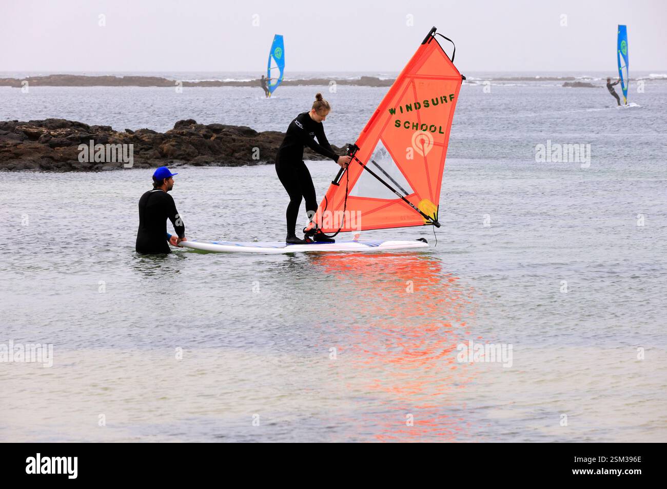 Windsurfschule in den geschützten Lagunen, El Cotillo, Oliva, Fuerteventura, Kanarischen Inseln, Spanien. Stockfoto