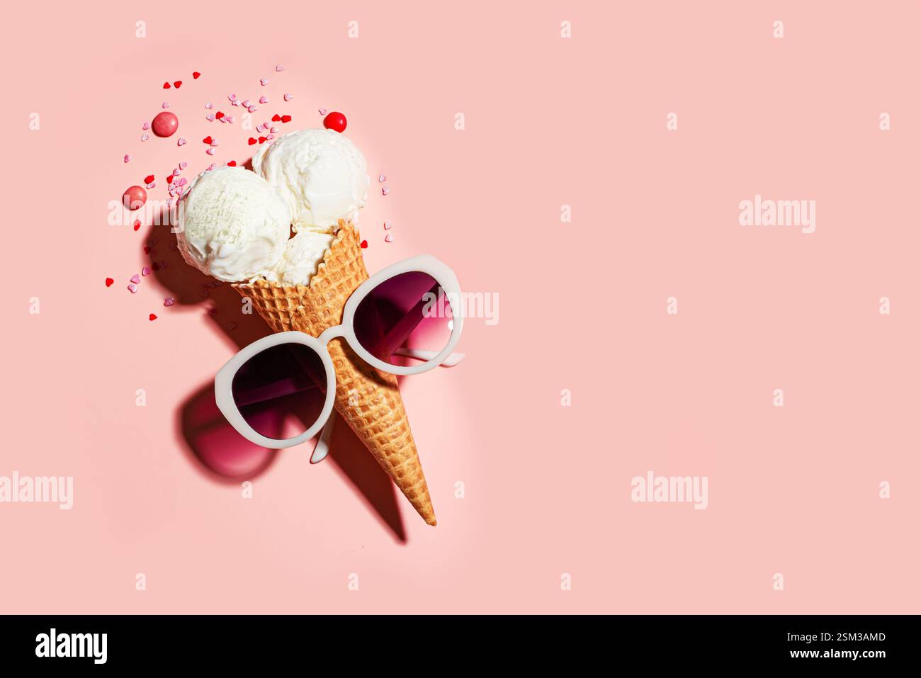 Lustige Eisbecher und Sonnenbrille auf rosa Pastellhintergrund mit Streuseln, kreatives Konzept, Draufsicht, Kopierraum. Trendiger Strand Relax und Sommer RO Stockfoto