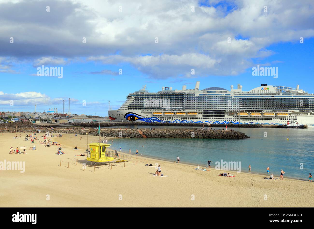 Aida Kreuzfahrtschiff liegt in Puerto del Rosario, Fuerteventura, Kanarischen Inseln, Spanien, EU. Aufgenommen Im Dezember 2024 Stockfoto