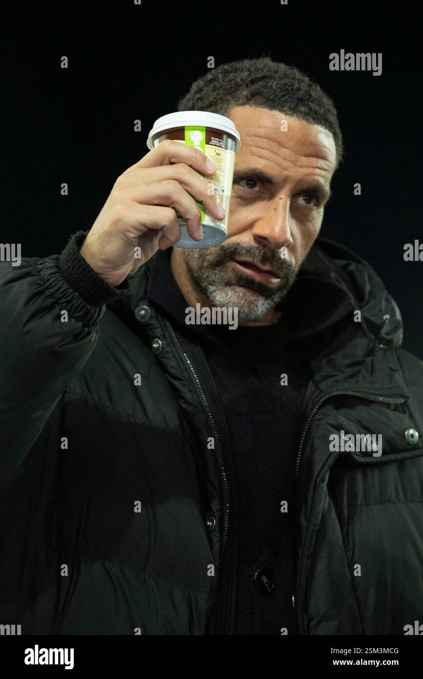 Rio Ferdinand während des Premier League-Spiels zwischen Everton und Liverpool im Goodison Park, Liverpool am Mittwoch, den 12. Februar 2025. (Foto: Mike Morese | MI News) Credit: MI News & Sport /Alamy Live News Stockfoto