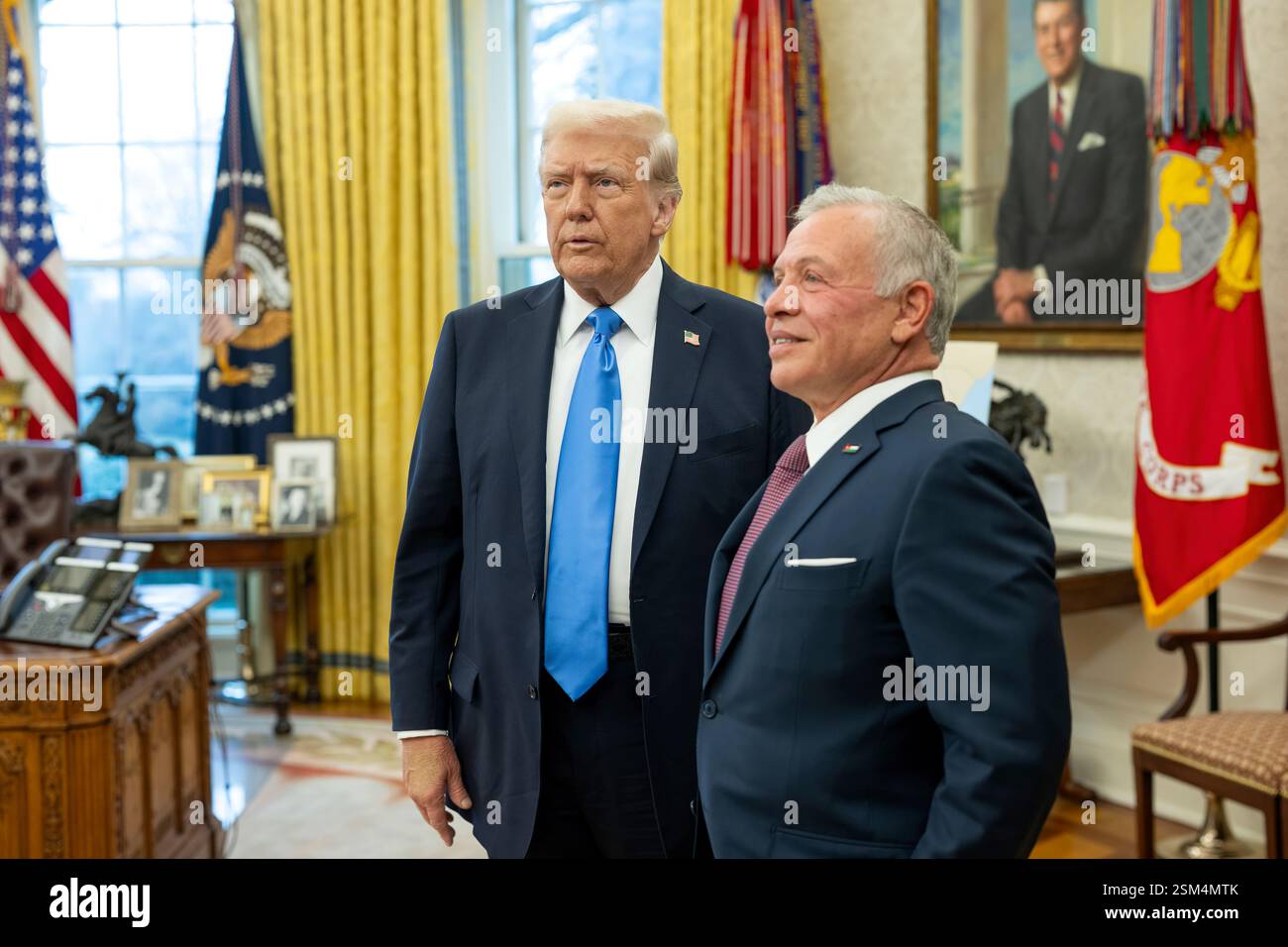 Präsident Donald Trump veranstaltet am Dienstag, den 11. Februar 2025, ein bilaterales Treffen mit König Abdullah II. Von Jordanien und seinem Sohn Kronprinz Hussein bin Abdullah im Oval Office. (Offizielles Foto des Weißen Hauses von Daniel Torok) Stockfoto