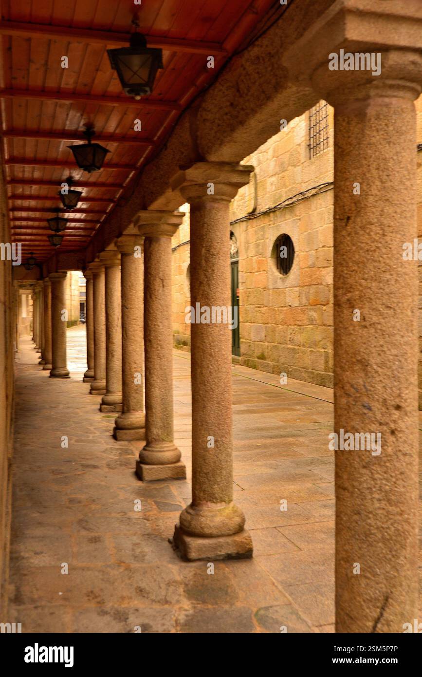 Detail einer Straße im historischen Zentrum von Tarragona mit Steinsäulen Stockfoto