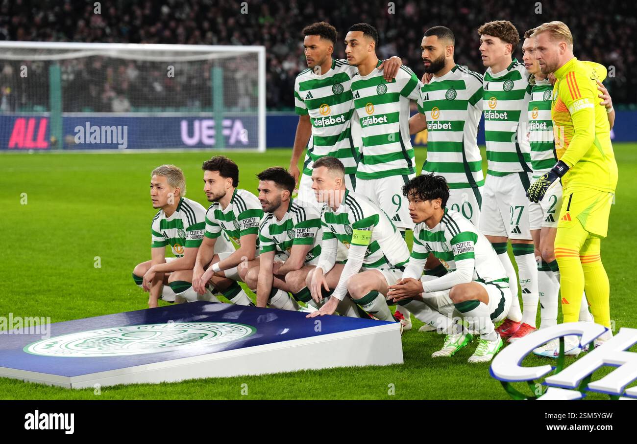 Keltische Spieler stehen an, hintere Reihe von links, Auston Trusty, Adam Idah, Cameron Carter-Vickers, Arne Engels, Alistair Johnston und Kasper Schmeichel, erste Reihe von links, Daizen Maeda, Greg Taylor, Nicolas Kuhn, Callum McGregor und Reo Hatate vor dem UEFA Champions League Spiel in Celtic Park, Glasgow. Bilddatum: Mittwoch, 12. Februar 2025. Stockfoto