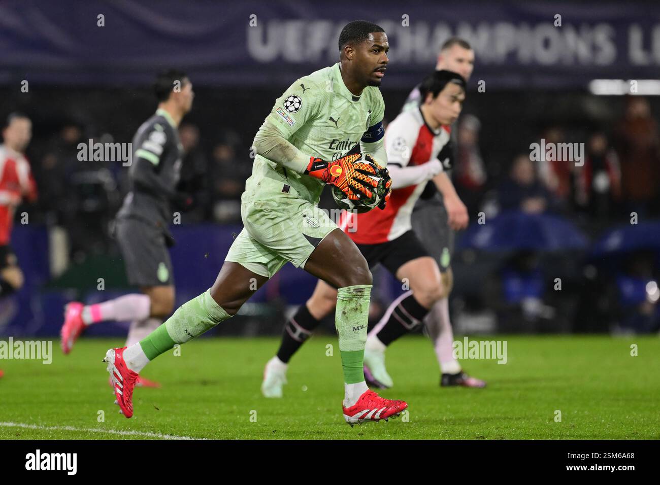 ROTTERDAM - AC Milan Torhüter Mike Maignan beim Endspiel der UEFA Champions League zwischen Feyenoord und AC Milan im Feyenoord Stadium de Kuip am 12. Februar 2025 in Rotterdam, Niederlande. ANP OLAF RISS Stockfoto