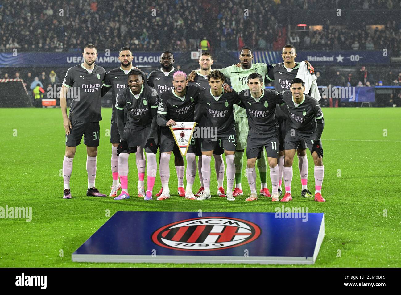 ROTTERDAM - (oberste Reihe l-r) Strahinja PavloviÄ vom AC Mailand, Kyle Walker vom AC Mailand, Youssouf Fofana vom AC Mailand, Santiago GimÃ vom AC Mailand, AC Mailand Torhüter Mike Maignan, Malick Thiaw vom AC Mailand (unterste Reihe l-r) Rafael LeÃ£o vom PuliÅ¡iÄ AC Mailand, Theo HernÃ¡ndez vom AC Mailand, JoÃ©lix vom AC Mailand Stadion, Christian FÃ vom AC Mailand Feenord, FC Feenord 2025 im FC Feenord, FC Feenord, FC Mailand Playoff, FC Mailand Playop. ANP OLAF RISS Stockfoto