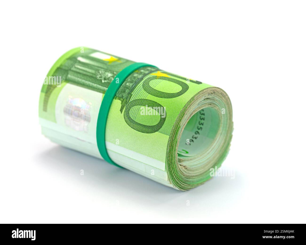 Viele Hundert-Mark-Scheine rollten vor einem weißen Hintergrund Stockfoto