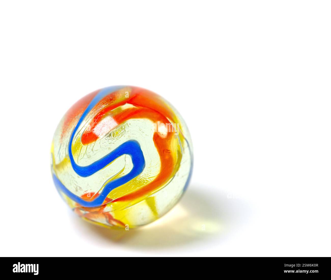 Bunte Glaskugel vor weißem Hintergrund Stockfoto