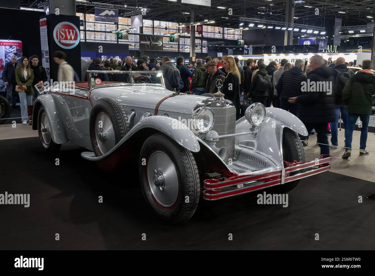 Paris, Frankreich - Rétromobile 2025. Blick auf eine graue 1928er Mercedes-Benz 680 S Torpedo-Sport Avant-Garde. Fahrgestellnr 35949. Stockfoto