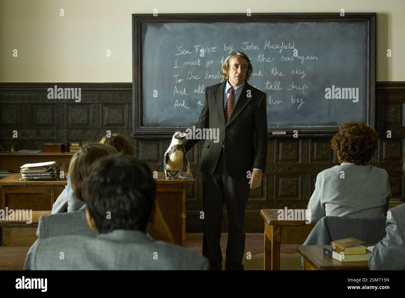 The Penguin Lessons (2024) von Peter Cattaneo mit Steve Coogan, Jonathan Pryce und Björn Gustafsson. Der Film spielt 1976 in Argentinien und folgt einem Englischlehrer, dessen Leben sich verändert, als er während einer turbulenten Zeit in der Geschichte des Landes einen verwaisten Pinguin rettet und adoptiert. Werbung NUR REDAKTIONELLE VERWENDUNG. Quelle: BFA/Sony Pictures Classics Stockfoto