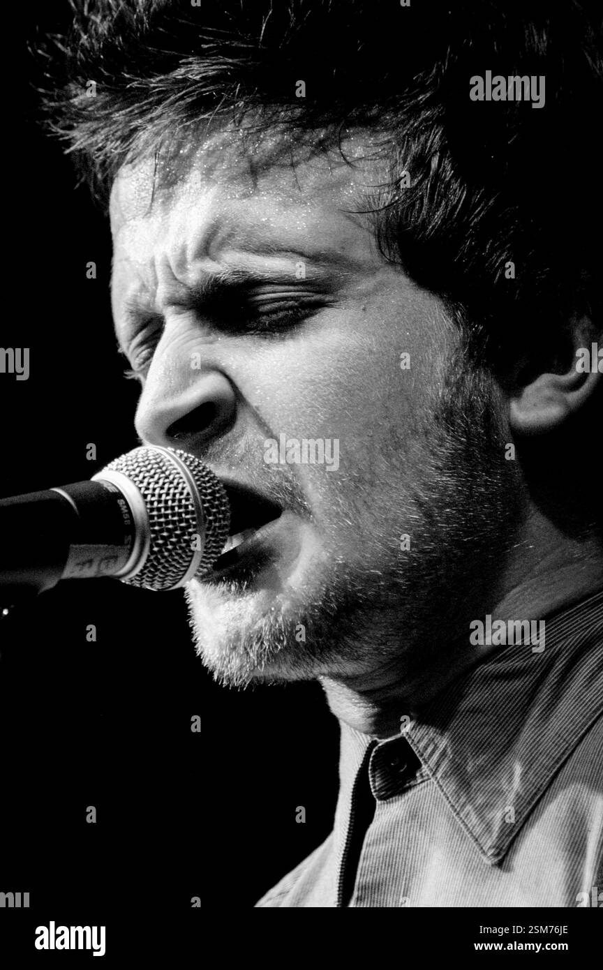 ROSS MILLARD, FUTUREHEADS, YOUNG, 2005: Ross Millard, Sänger und Gitarrist der Futureheads auf der NME Tour an der Cardiff University, 6. Februar 2005. Foto: ROB WATKINS. INFO: The Futureheads sind eine britische Rockband, die 2000 in Sunderland gegründet wurde. Bekannt für ihren energiegeladenen Post-Punk-Revival-Sound und ihre eingängigen Melodien, erlangten sie mit ihrem selbstbetitelten Debütalbum und Hits wie „Hounds of Love“ Bekanntheit und wurden in der Indie-Rock-Szene einflussreich. Stockfoto