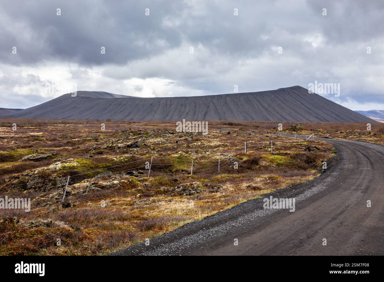 Hverfjall Explosion Vulkankegel in Nordisland, Landschaft mit Lavafeldern und schwarzer Feldstraße. Stockfoto