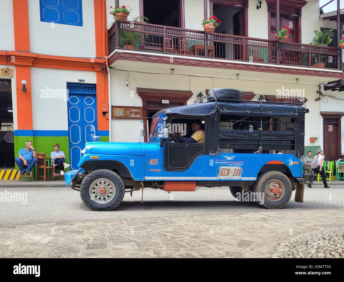 Blue Jeep Taxi in Jardin, Antioquia, Kolumbien Stockfoto