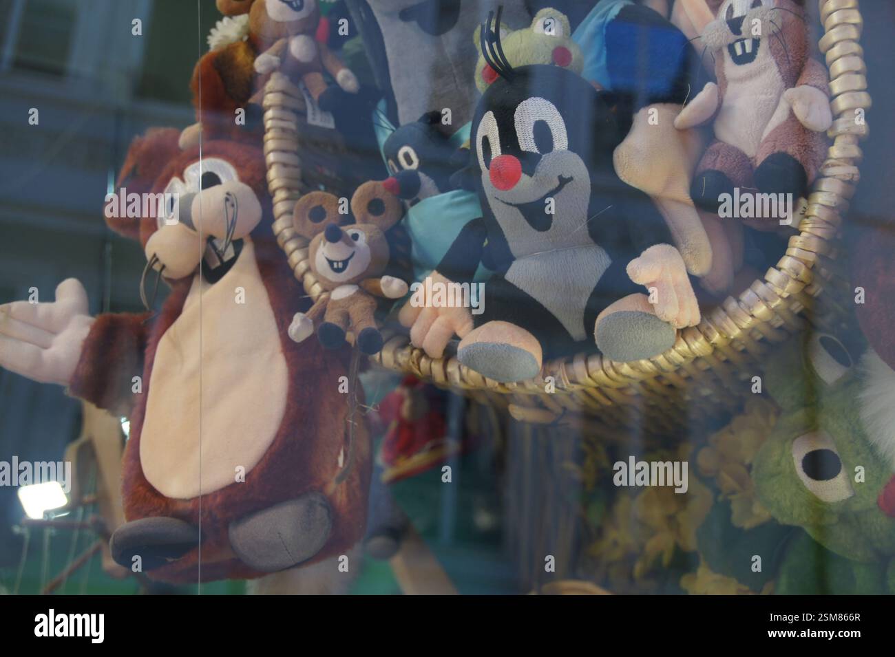 Tschechische Republik: Plushies of Tweety, Sylvester the Cat und andere Looney-Melodien, die in einer verspielten Pose in einem Korb angeordnet sind. Das ist nostalgisch Stockfoto Tschechische Republik: Plushies of Tweety, Sylvester the Cat und andere Looney-Melodien, die in einer verspielten Pose in einem Korb angeordnet sind. Das ist nostalgisch Stockfoto