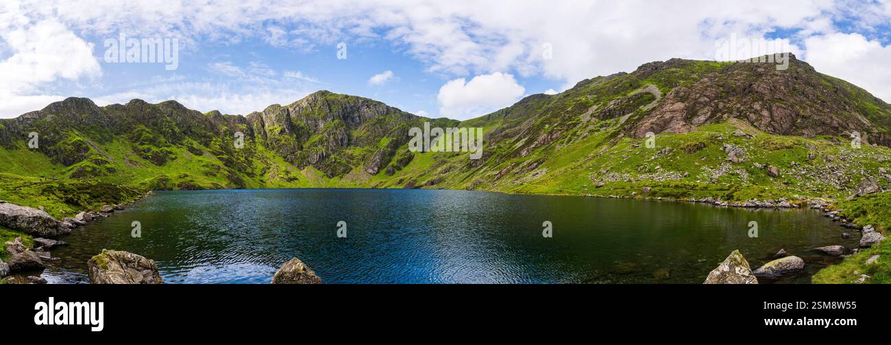 Panoramablick auf Llyn Cau und Penygader Peak in Cadair Idris, Snowdonia: Ein landschaftlicher Juwel der walisischen Wildnis Stockfoto