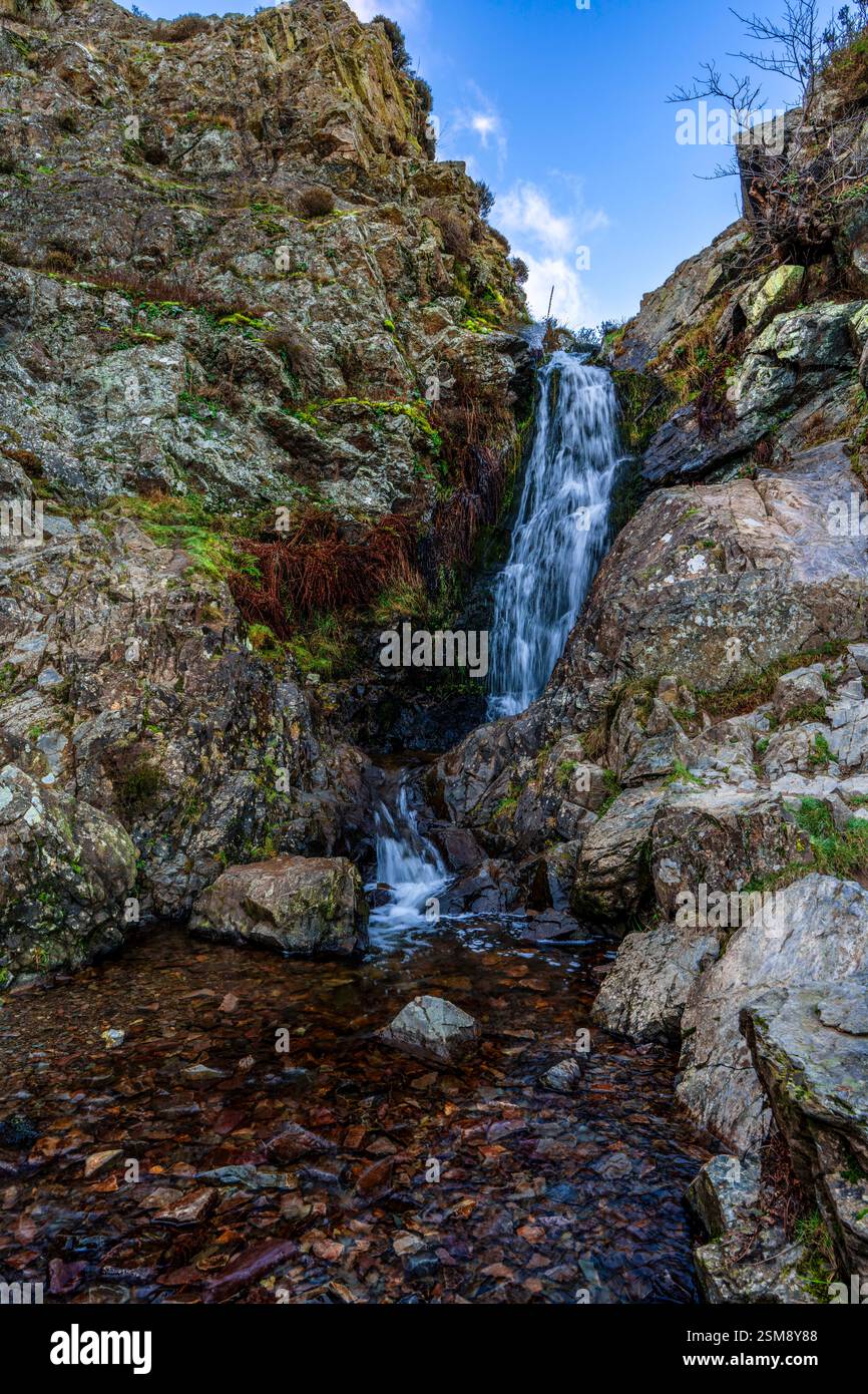 Lightspout Waterfall im Carding Mill Valley: Ruhige Landschaft mit Rocky Streams und ruhigen Wasserfällen Stockfoto