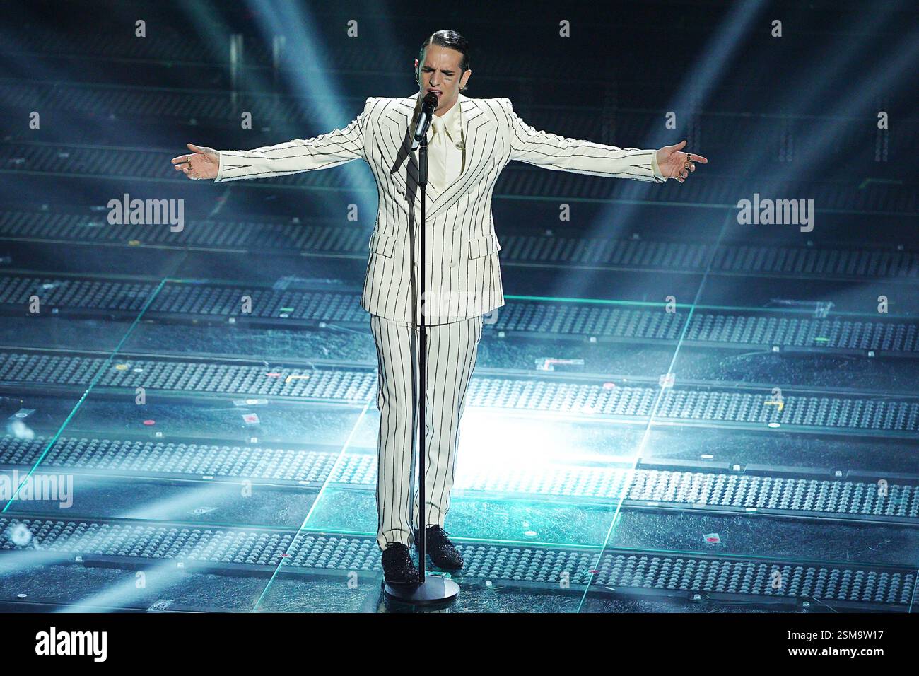 Sanremo, Italien. Februar 2025. Achille Lauro tritt am zweiten Abend der 75. Ausgabe des Sanremo Italian Song Festivals im Ariston Theatre in Sanremo, Norditalien, auf – Mittwoch, den 12. Februar 2025. Unterhaltung. (Foto: Marco Alpozzi/LaPresse) Credit: LaPresse/Alamy Live News Stockfoto