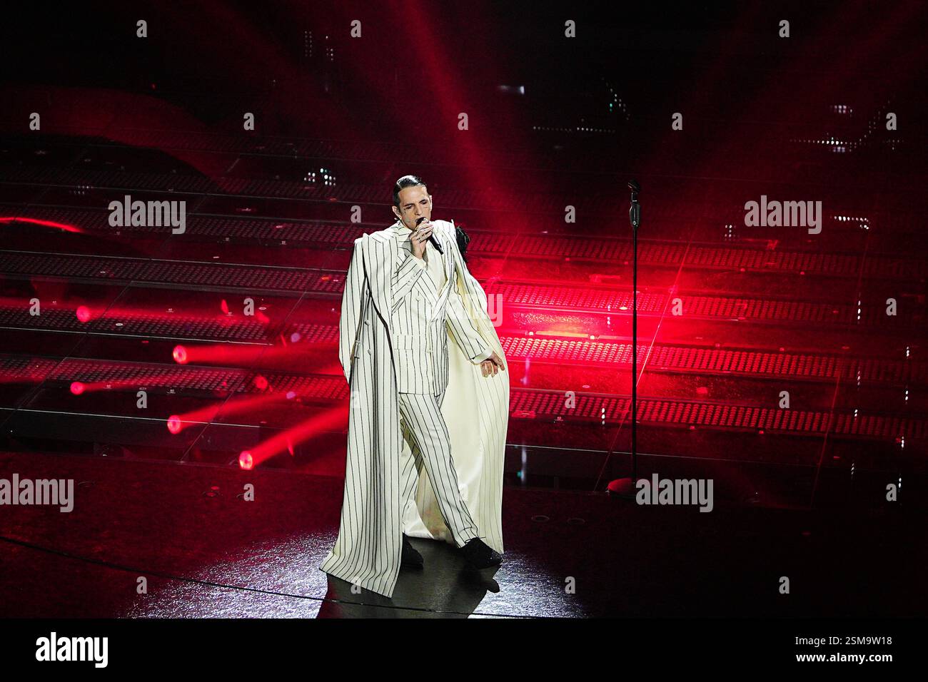 Sanremo, Italien. Februar 2025. Achille Lauro tritt am zweiten Abend der 75. Ausgabe des Sanremo Italian Song Festivals im Ariston Theatre in Sanremo, Norditalien, auf – Mittwoch, den 12. Februar 2025. Unterhaltung. (Foto: Marco Alpozzi/LaPresse) Credit: LaPresse/Alamy Live News Stockfoto