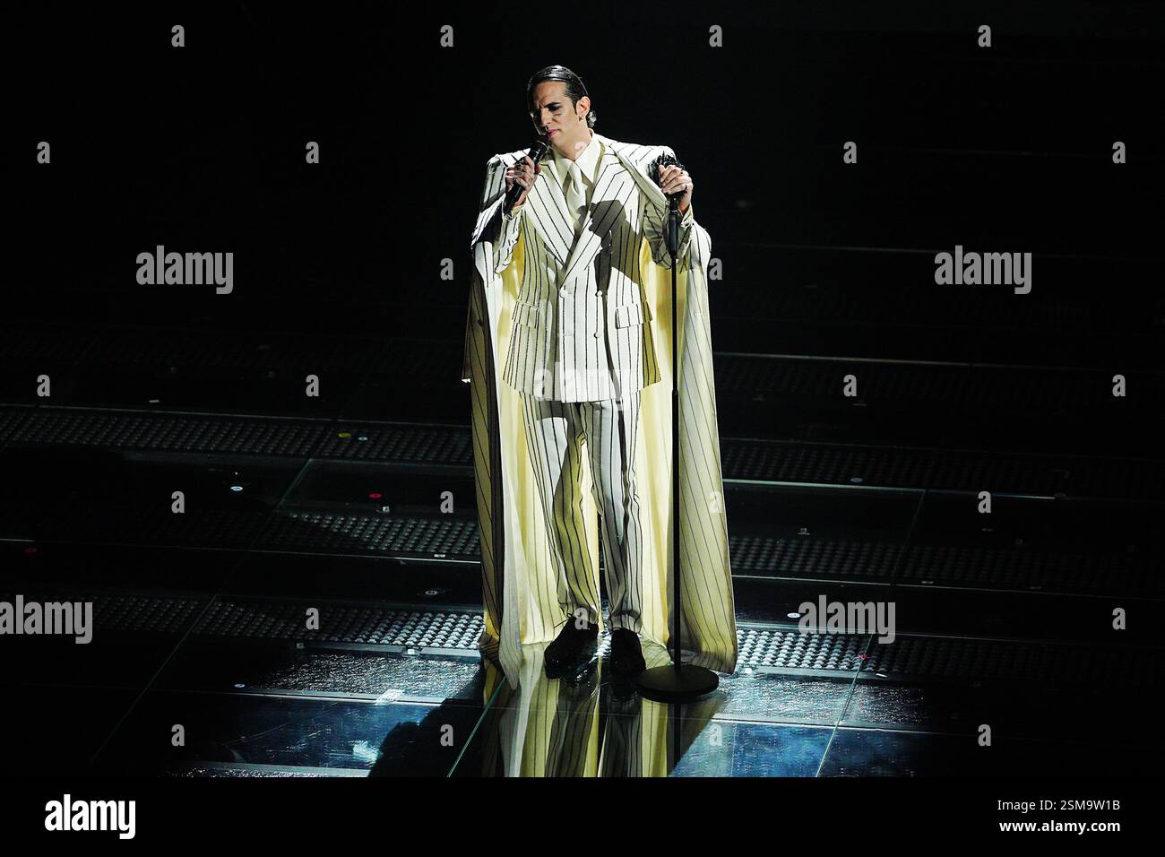 Sanremo, Italien. Februar 2025. Achille Lauro tritt am zweiten Abend der 75. Ausgabe des Sanremo Italian Song Festivals im Ariston Theatre in Sanremo, Norditalien, auf – Mittwoch, den 12. Februar 2025. Unterhaltung. (Foto: Marco Alpozzi/LaPresse) Credit: LaPresse/Alamy Live News Stockfoto