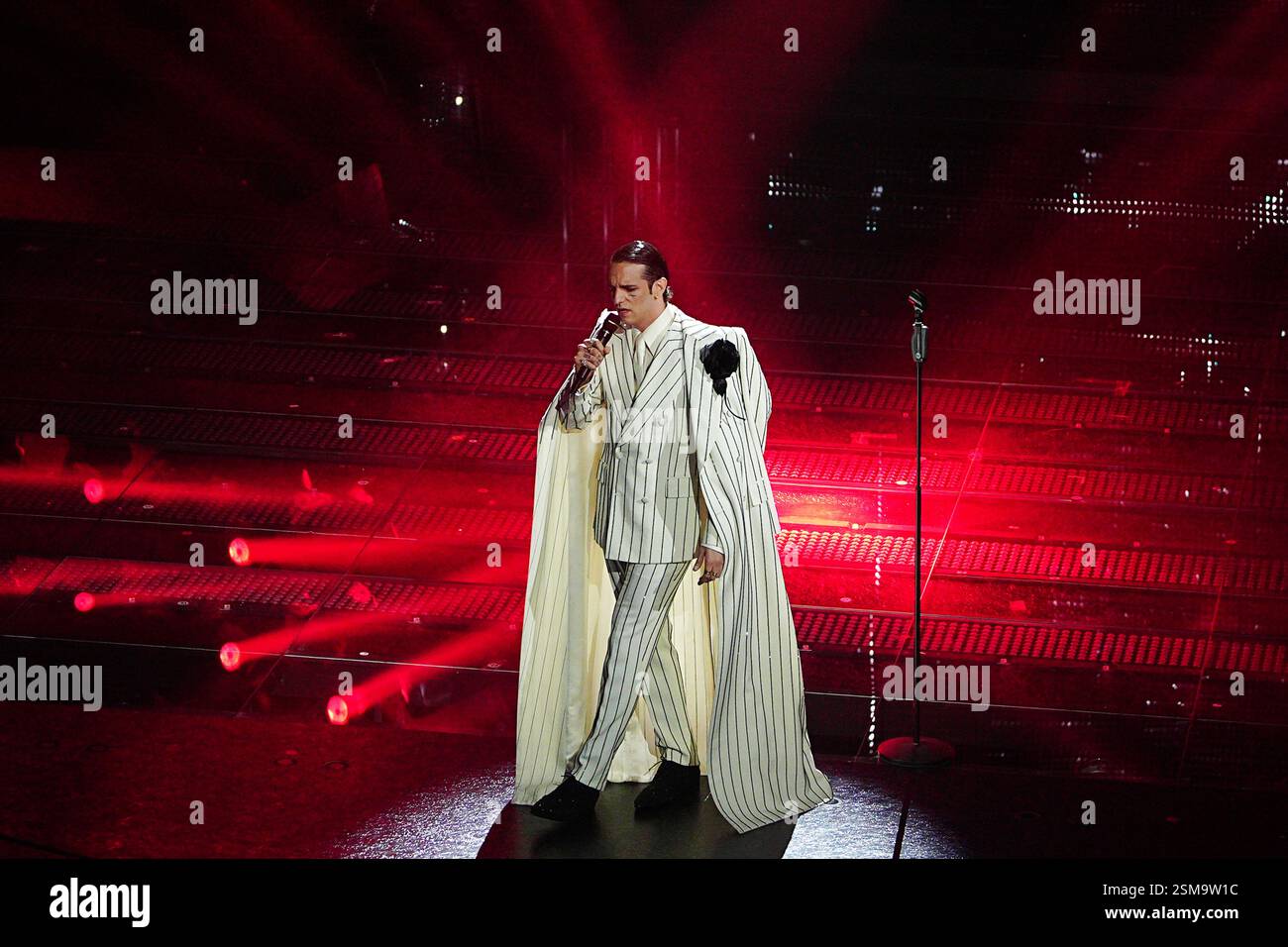 Sanremo, Italien. Februar 2025. Achille Lauro tritt am zweiten Abend der 75. Ausgabe des Sanremo Italian Song Festivals im Ariston Theatre in Sanremo, Norditalien, auf – Mittwoch, den 12. Februar 2025. Unterhaltung. (Foto: Marco Alpozzi/LaPresse) Credit: LaPresse/Alamy Live News Stockfoto