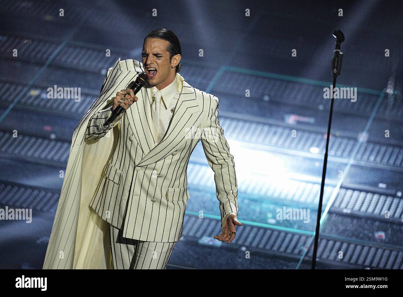 Sanremo, Italien. Februar 2025. Achille Lauro tritt am zweiten Abend der 75. Ausgabe des Sanremo Italian Song Festivals im Ariston Theatre in Sanremo, Norditalien, auf – Mittwoch, den 12. Februar 2025. Unterhaltung. (Foto: Marco Alpozzi/LaPresse) Credit: LaPresse/Alamy Live News Stockfoto