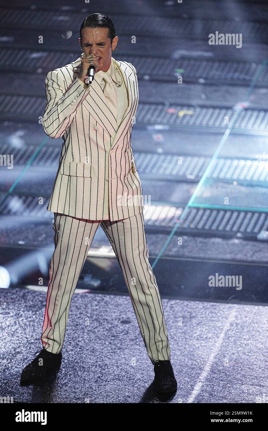 Sanremo, Italien. Februar 2025. Achille Lauro tritt am zweiten Abend der 75. Ausgabe des Sanremo Italian Song Festivals im Ariston Theatre in Sanremo, Norditalien, auf – Mittwoch, den 12. Februar 2025. Unterhaltung. (Foto: Marco Alpozzi/LaPresse) Credit: LaPresse/Alamy Live News Stockfoto