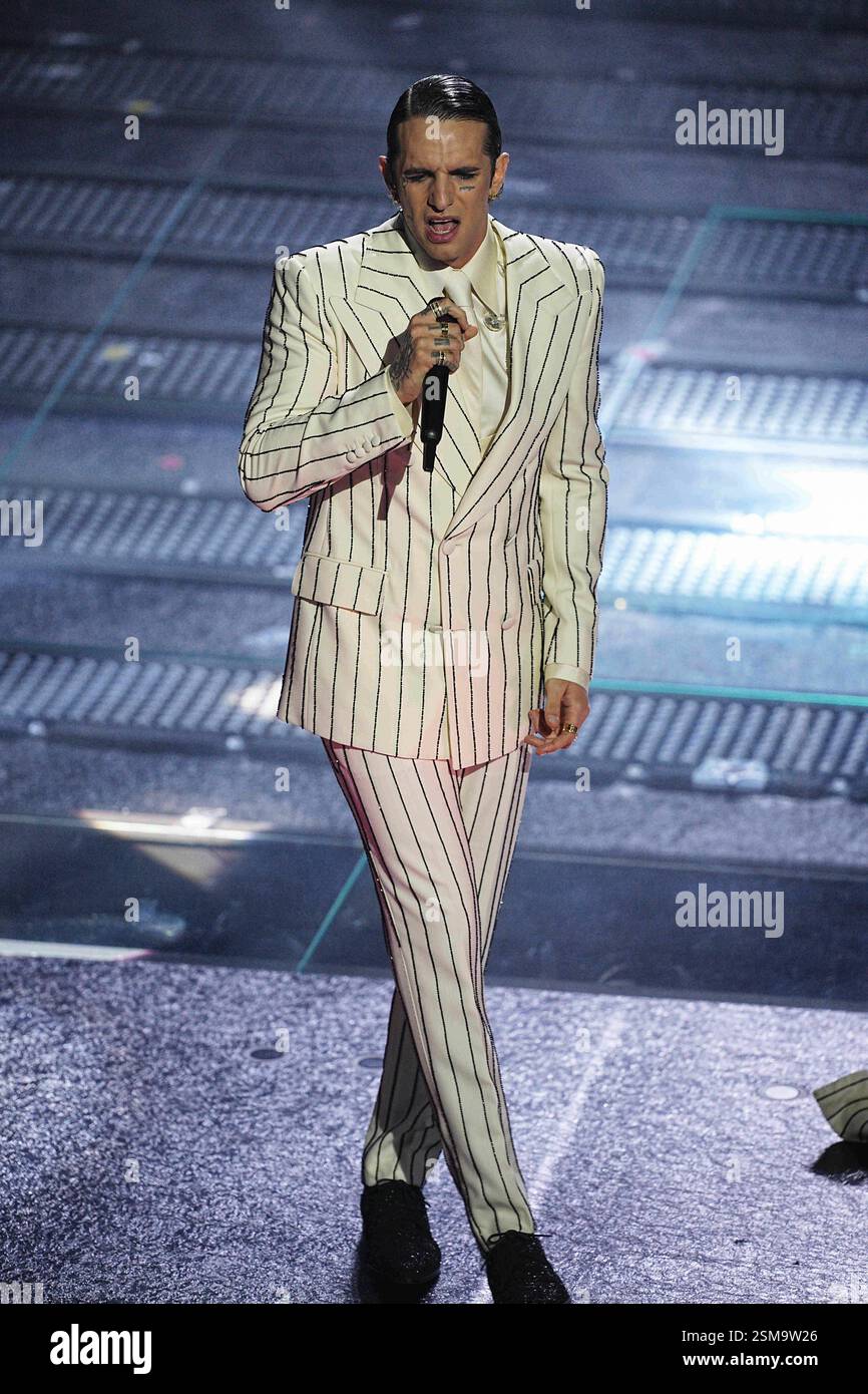 Sanremo, Italien. Februar 2025. Achille Lauro tritt am zweiten Abend der 75. Ausgabe des Sanremo Italian Song Festivals im Ariston Theatre in Sanremo, Norditalien, auf – Mittwoch, den 12. Februar 2025. Unterhaltung. (Foto: Marco Alpozzi/LaPresse) Credit: LaPresse/Alamy Live News Stockfoto