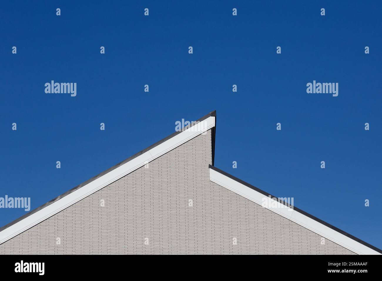 Zusammenfassung des Daches eines Hauses mit einer gestuften Spitze in Yamato, Kanagawa, Japan. Stockfoto