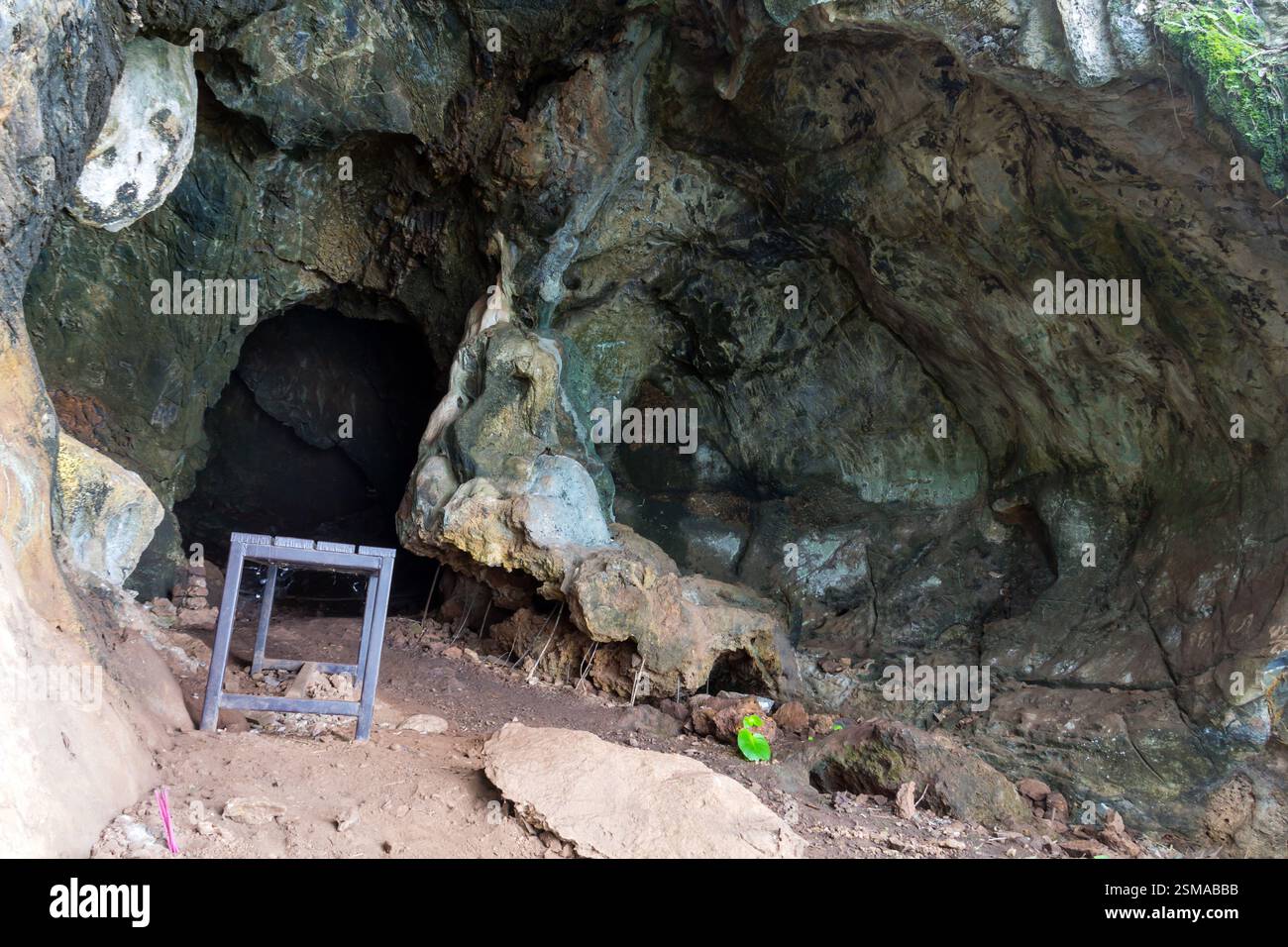 Höhle in den Bergen Stockfoto