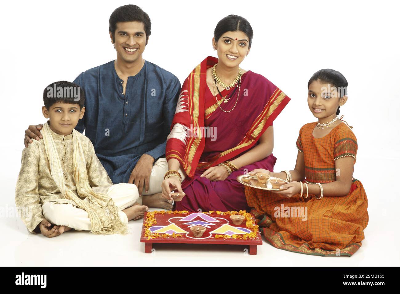 Reiche ländliche Bauernfamilie feiert das diwali Deepawali Festival MR#743A, 743B, 743C, 743D Stockfoto Reiche ländliche Bauernfamilie feiert das diwali Deepawali Festival MR#743A, 743B, 743C, 743D Stockfoto