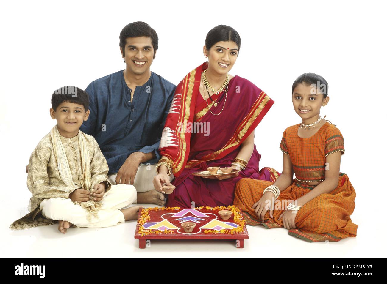 Reiche ländliche Bauernfamilie feiert das diwali Deepawali Festival MR#743A, 743B, 743C, 743D Stockfoto Reiche ländliche Bauernfamilie feiert das diwali Deepawali Festival MR#743A, 743B, 743C, 743D Stockfoto